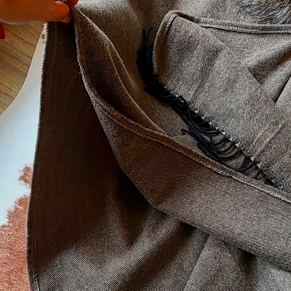 ⭐ $5 Fuzzy Faux Fur-Lined Poncho/Cape With Button and Tassels One Size Fits Most - Picture 4 of 9